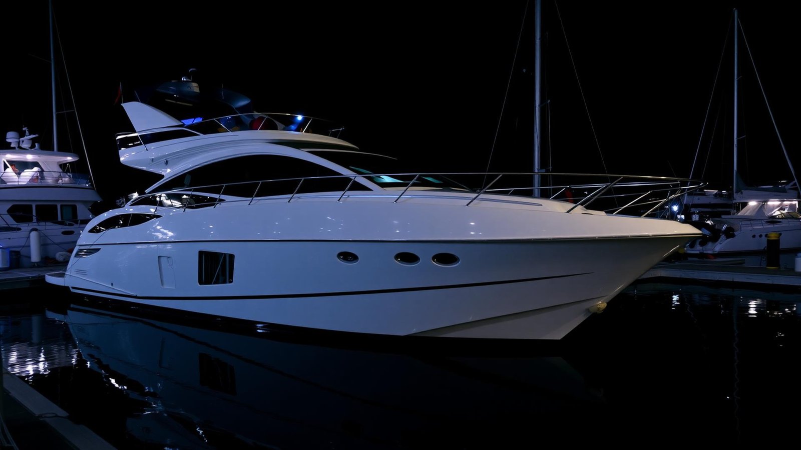 Bateau propre et lustré amarré à une marina de la région de Québec